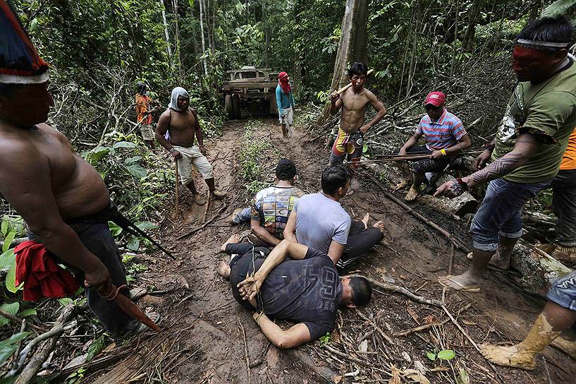 Индейцы племени каапор, поймавшие «черных» лесорубов, незаконно вырубавших лес на индейской территории на северо-востоке бразильского штата Мараньян