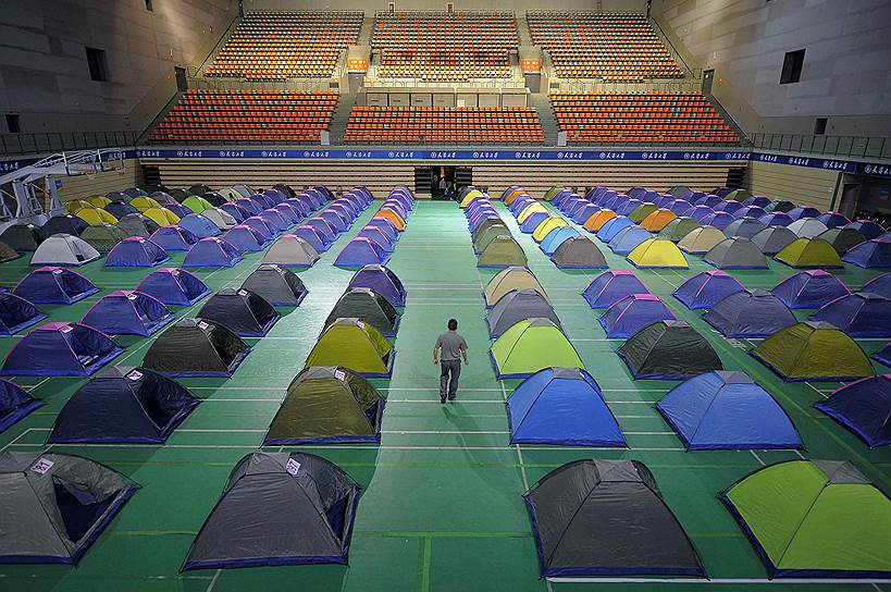 Палатки, установленные в спортзале Тяньцзиньского университета для родителей абитуриентов, остающихся на ночь 