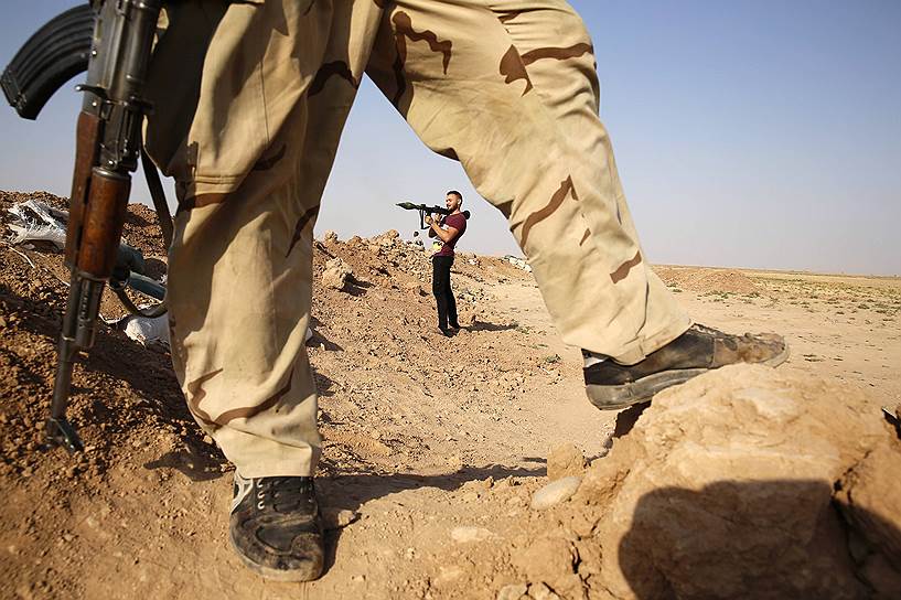 Бойцы шиитского ополчения Ирака, воюющие против «Исламского государства», на линии фронта
