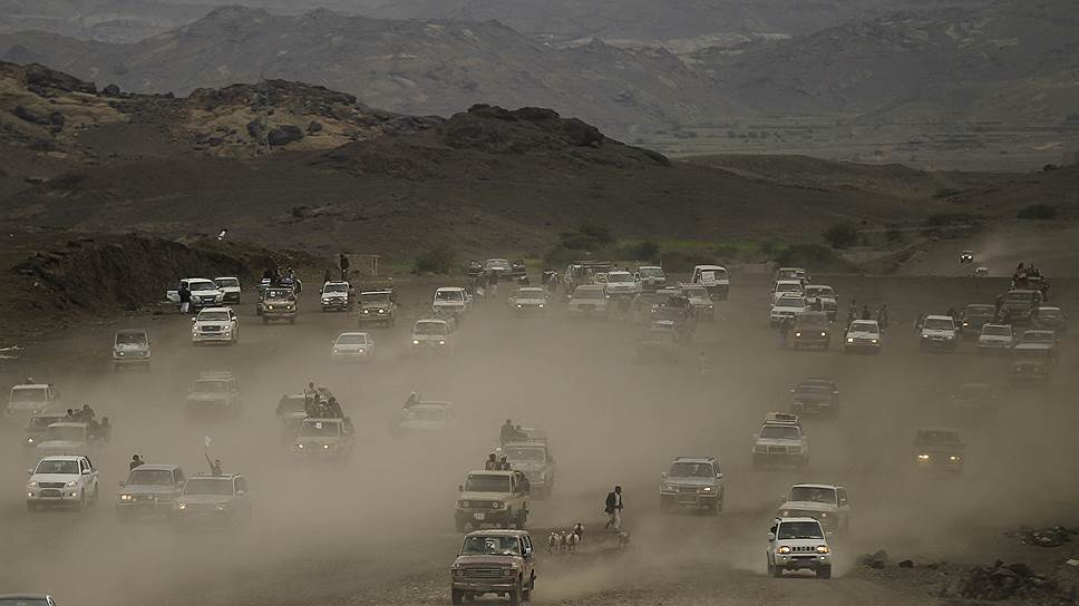 Автомобили членов шиитского движения «Хуси» на дороге к их лагерю в Йемене