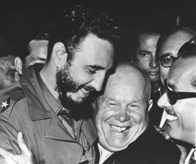 СССР поддерживал социалистические революции, в том числе революцию на Кубе 1959 года. После победы Фиделя Кастро (на фото с Никитой Хрущевым) Москва оценила желание кубинского лидера «очистить Кубу от засилья американцев» и стала ее постоянным союзником, оказывая экономическую помощь
