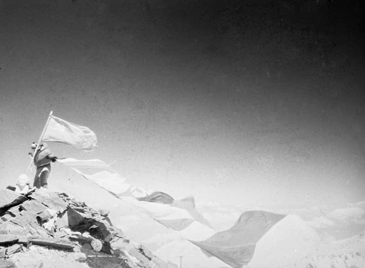 1934 год. Альпинисты Виталий Абалаков, Касьян Чернуха и Иван Лукин достигли вершины Заалайского хребта в горной системе Памир и установили на ней бюст Ленина 