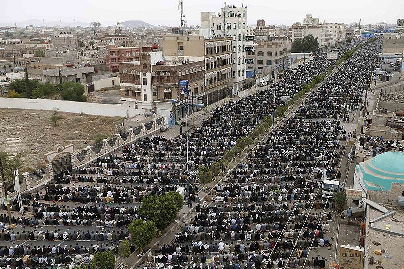 Сторонники шиитской оппозиции во время пятничной молитвы в Сане, столице Йемена