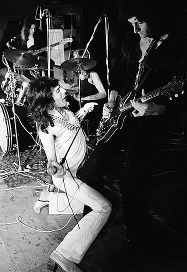 «Причина нашей популярности, дорогуша? Ну естественно, мое несравненное обаяние»
&lt;br>Фредди Меркьюри стал автором первой песни Queen, попавшей в британские чарты — «Seven Seas of Rhye» (1973). Он же сочинил следующий хит — «Killer Queen» (1974), а также самую успешную композицию Queen — «Bohemian Rhapsody» (1975). Песне пророчили провал из-за слишком большой по меркам того времени продолжительности (5 минут и 55 секунд) и смешения нескольких стилей и жанров