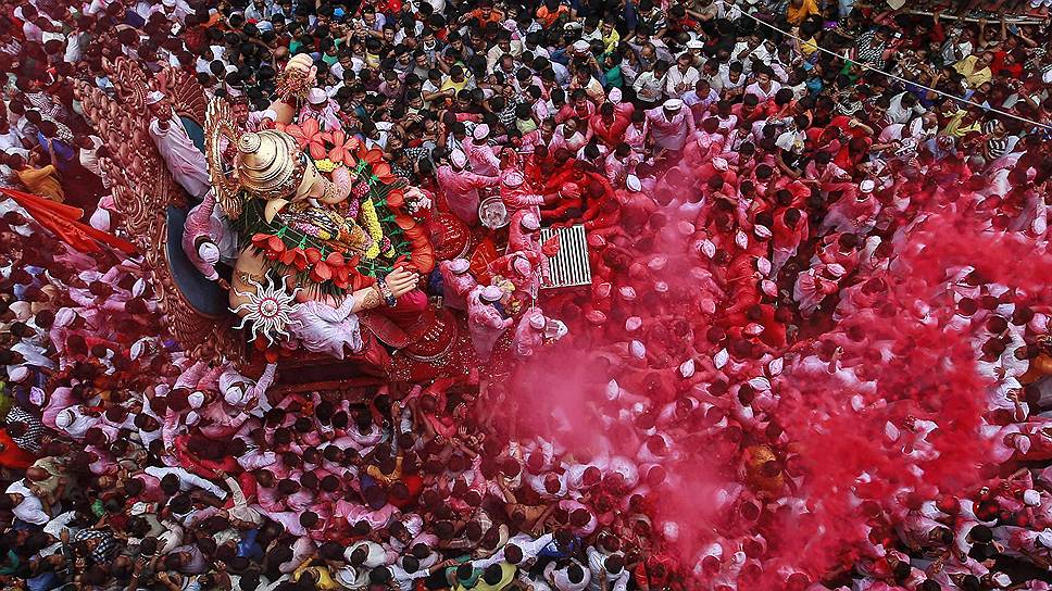 Отмечание последнего дня индуистского праздника Ганеша Чатуртхи в Мумбаи