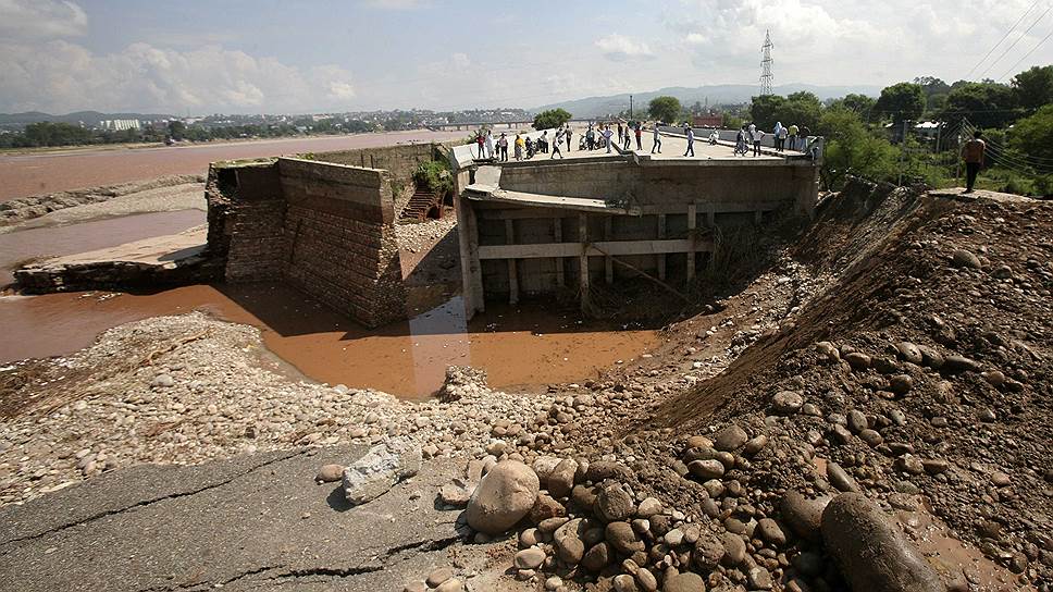 Мост, разрушенный паводком на реке Тави в индийском штате Джамму и Кашмир
