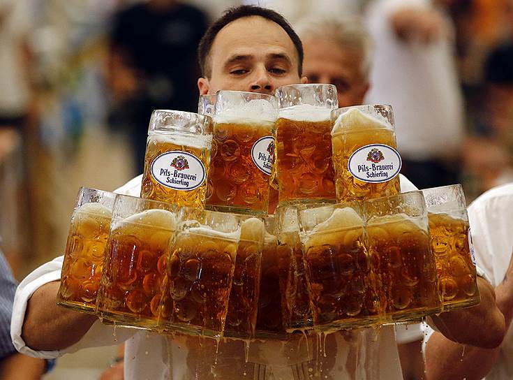 Немец Оливер Штрюмпфл установил новый рекорд Гиннесса по переноске литровых кружек с пивом в Абенсберге: он пронес 27 кружек на расстояние 40 метров