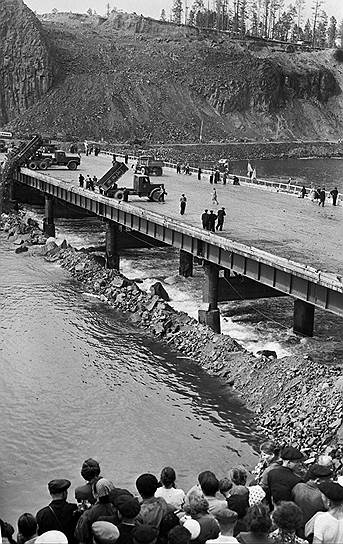 В июле 1961 года началось наполнение водохранилища.  После его завершения уровень у плотины поднялся более чем на 100 метров. Несколько месяцев спустя был поставлен под нагрузку и дал промышленный ток первый гидрогенератор мощностью 225 МВт