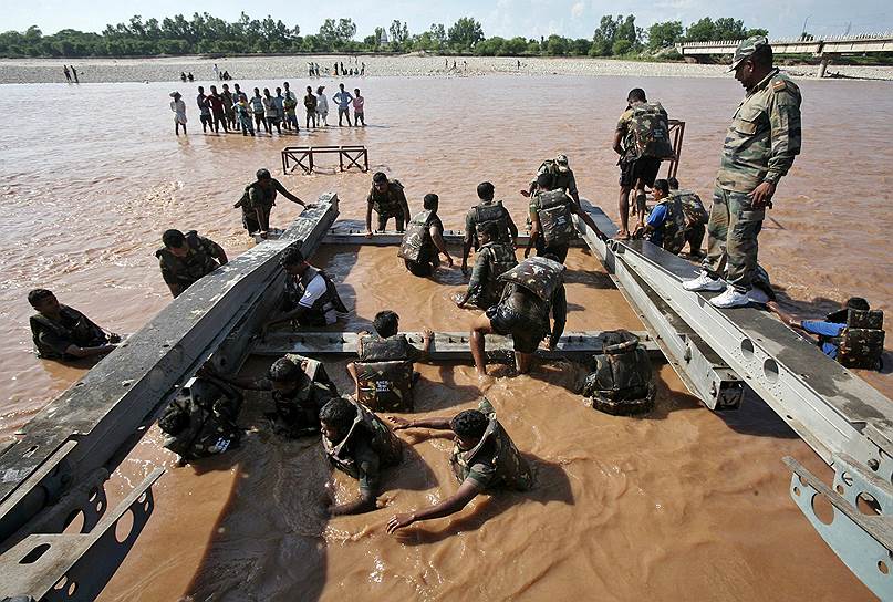 Индийские солдаты строят временный мост через реку Тави после наводнения