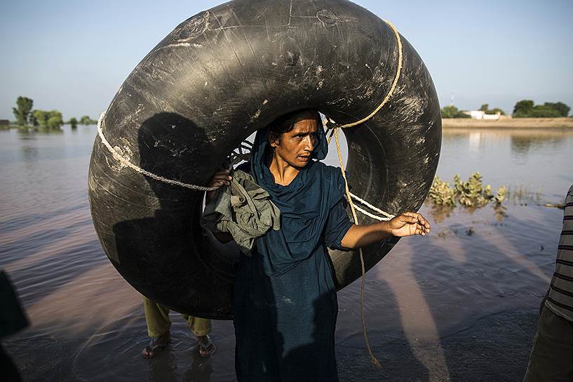 Пакистанская женщина с кругом после проливных дождей Пенджабе (Пакистан)