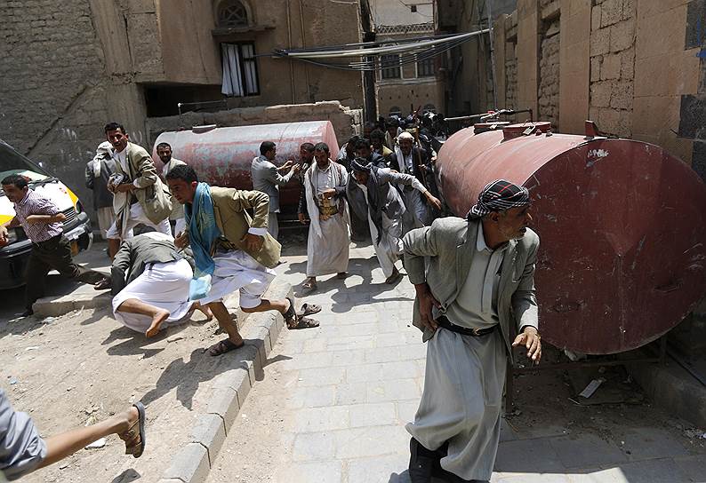 Шиитские активисты Хути в Йемене во время разгона демонстрации у здания правительства