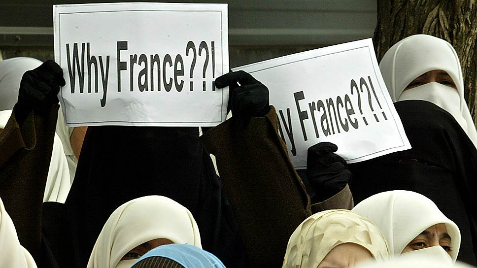 2010 год. Сенат Франции одобрил законопроект, запрещающий женщинам носить паранджу, чадру и никаб в публичных местах