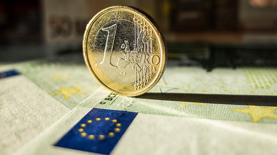 Евро ослабел из-за экономики и политики