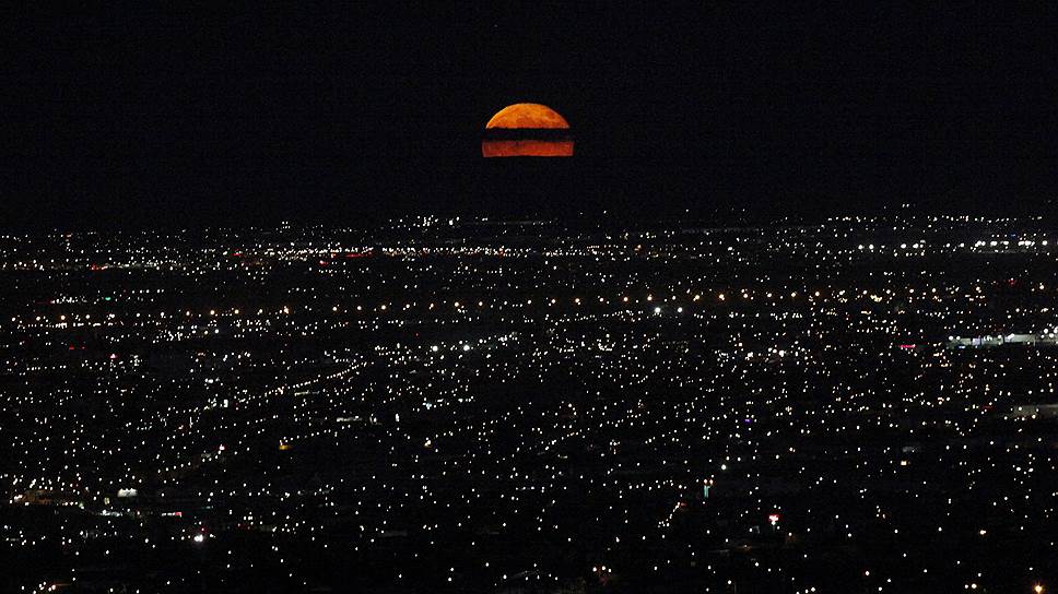 «Суперлуна» над Сьюдад-Хуаресом, Мексика