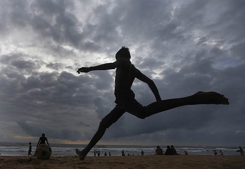 Игра в футбол на пляже в Коломбо, Шри-Ланка