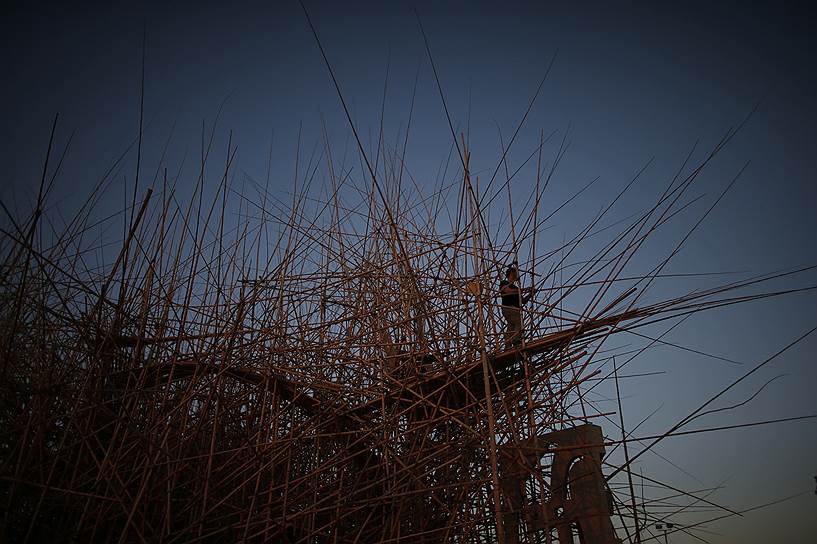 Инсталляция «Big Bambu: 5,000 Arms to Hold You» возле Израильского музея в Иерусалиме. Произведение искусства создано из 10 тыс. бамбуковых прутьев на площади более семисот квадратных метров