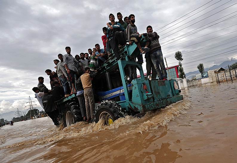Эвакуация жителей из зоны затопления в Шринагаре, Индия
