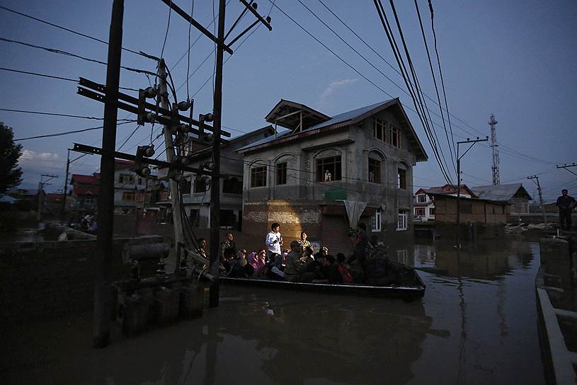 Эвакуация пострадавших от наводнения в Шринагаре