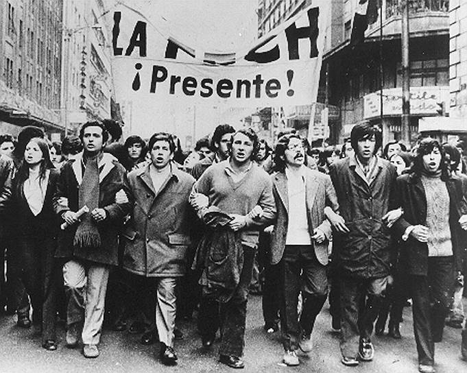 С 1970 года у власти в Чили находился левый блок «Народное единство» (в него входили коммунисты, социалисты и часть христианских демократов) во главе с президентом Сальвадором Альенде, аристократом и социалистом в одном лице