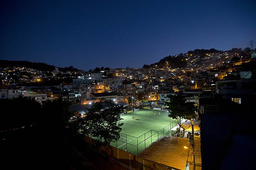Новое футбольное поле в фавеле Морро-да-Минейра в Рио-де-Жанейро