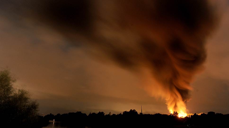 Пожар после взрыва на химическом заводе в Бремене, Германия