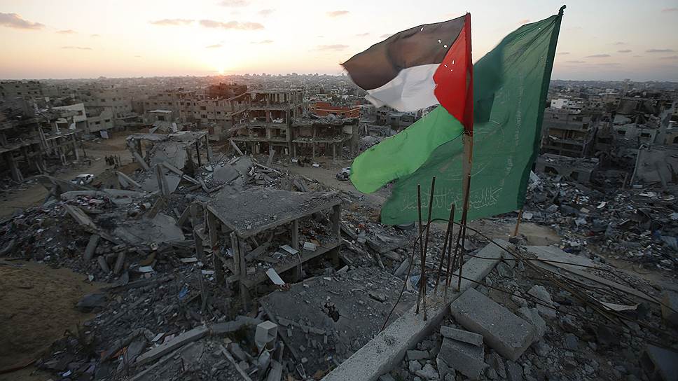 Флаги Палестины и Хамас на разрушенном здании в Газе