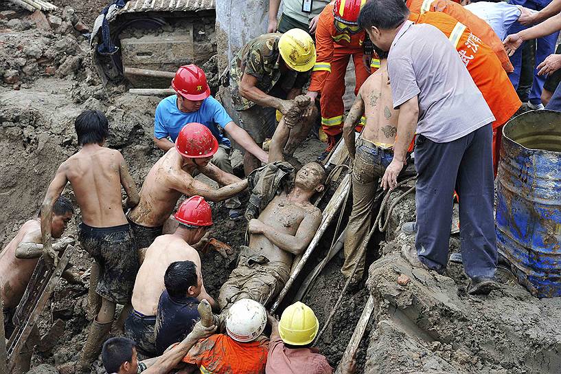 Спасатели в Вухане (Китай) вытаскивают рабочего после обрушения на стройплощадке