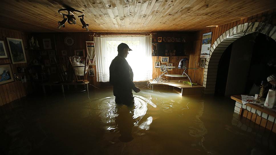 Житель хорватской деревни Жажина в своем доме, затопленном вышедшей из берегов рекой