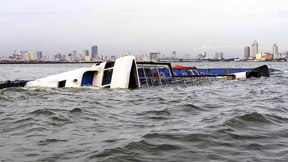 Паром «Super Shuttle Ferry 7», потерпевший крушение в Манильской бухте. Все члены экипажа были спасены