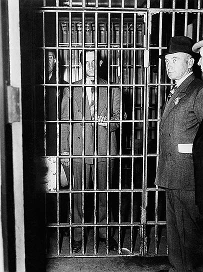 15 сентября 1934 года в Бронксе был арестован немецкий плотник Бруно Рихард Хауптман. Он показался подозрительным служащему одной бензоколонки, когда расплачивался крупной банкнотой. При обыске в его гараже была обнаружена часть выкупа (он был выплачен облигациями, которые имели ценность во время Великой депрессии), в записной книжке нашли чертеж лестницы, очень похожей на найденную у поместья Линдбергов,  почерк и грамматические ошибки в его записях очень напоминали почерк и ошибки в письмах с требованием выкупа. Кроме того, на двери шкафа был найден  записанный карандашом адрес и телефон посредника Кондона