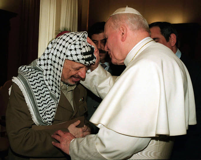 1982 год. Папа римский Иоанн Павел II дал в Ватикане личную аудиенцию лидеру ООП Ясиру Арафату