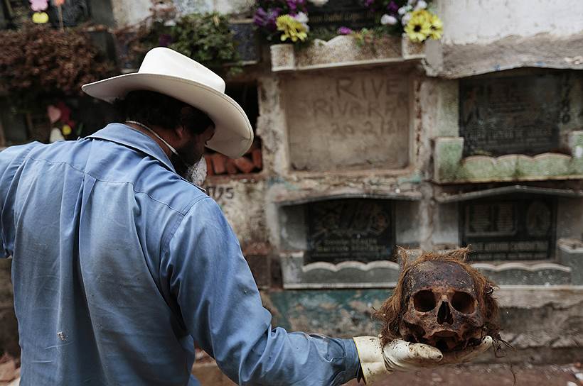 Одна из самых распространенных профессий в Гватемале -- чистильщик могил