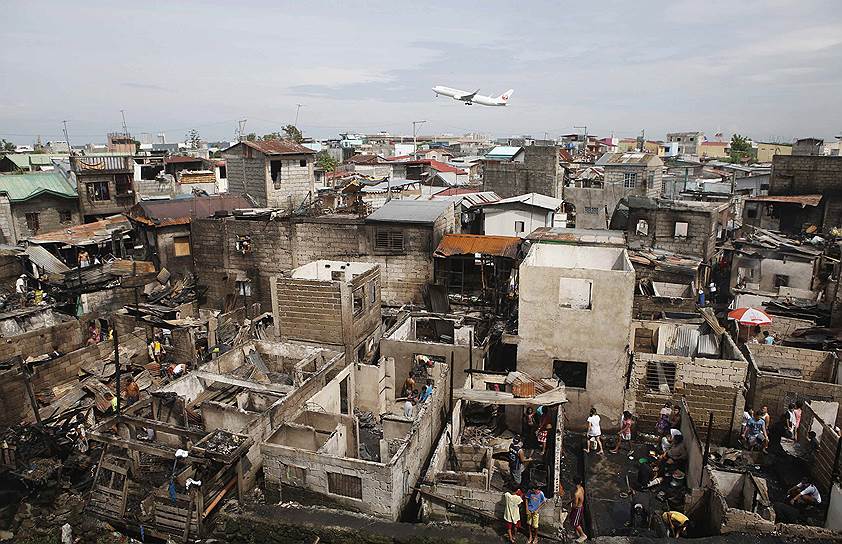 Пожар в трущобах районе Манилы на Филиппинах, который оставил без крова около 100 семей