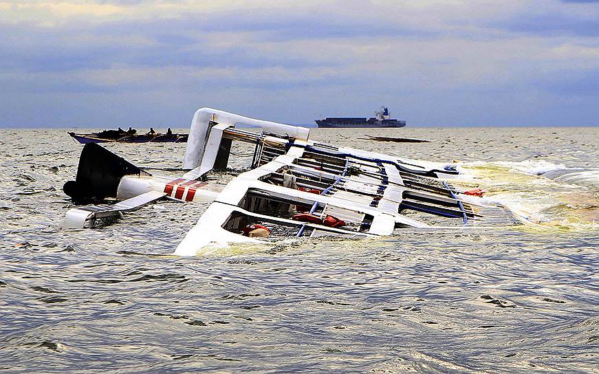 Филиппинский паром «Super Shuttle Ferry 7», затонувший в Манильской бухте во время тайфуна