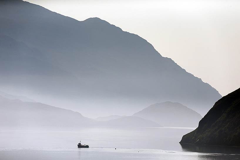 Рыболовное судно у берегов шотландского острова Льюис