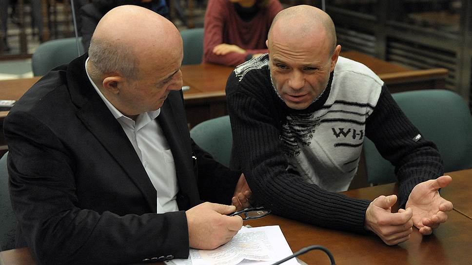 Суд решил, что для отсрочки наказания Дмитрию Павлюченкову (справа) нет оснований (слева &amp;mdash; его адвокат Карен Нерсесян) 