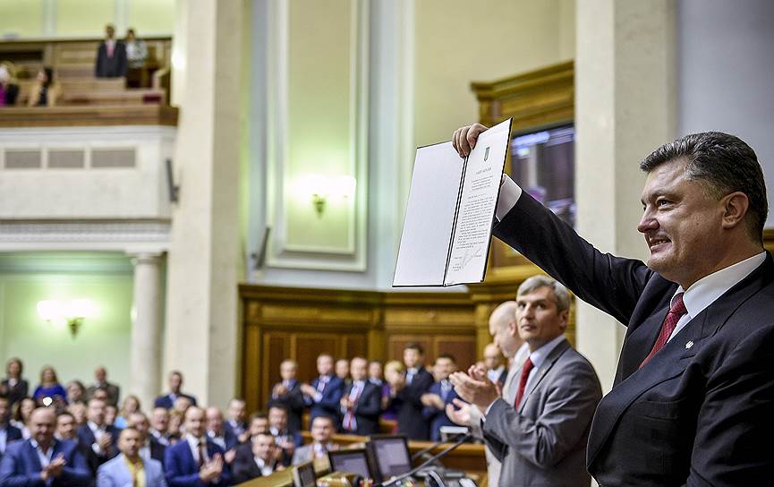 Президент Украины Петр Порошенко во время церемонии ратификации Соглашения об ассоциации с ЕС в Верховной раде Украины