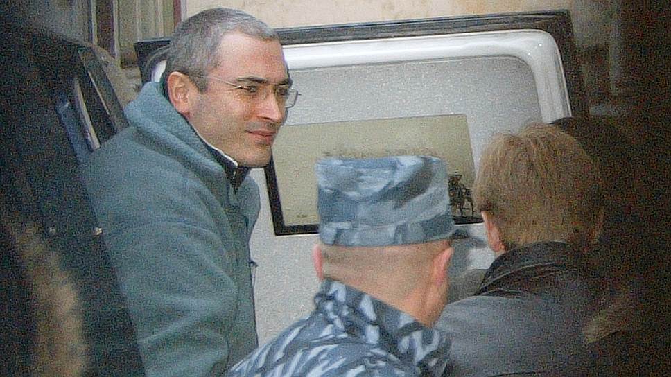 В 2003 году были арестованы совладельцы ЮКОСа Михаил Ходорковский ($8 млрд) и Платон Лебедев ($1 млрд). В 2005 году вынесен приговор по первому делу (мошенничество, неуплата налогов и др.), в 2010 году — по второму (хищение нефти, легализация доходов). В итоге срок для каждого составил 11 лет. Михаил Ходорковский амнистирован в декабре 2013 года, Платон Лебедев освободился в январе 2014-го