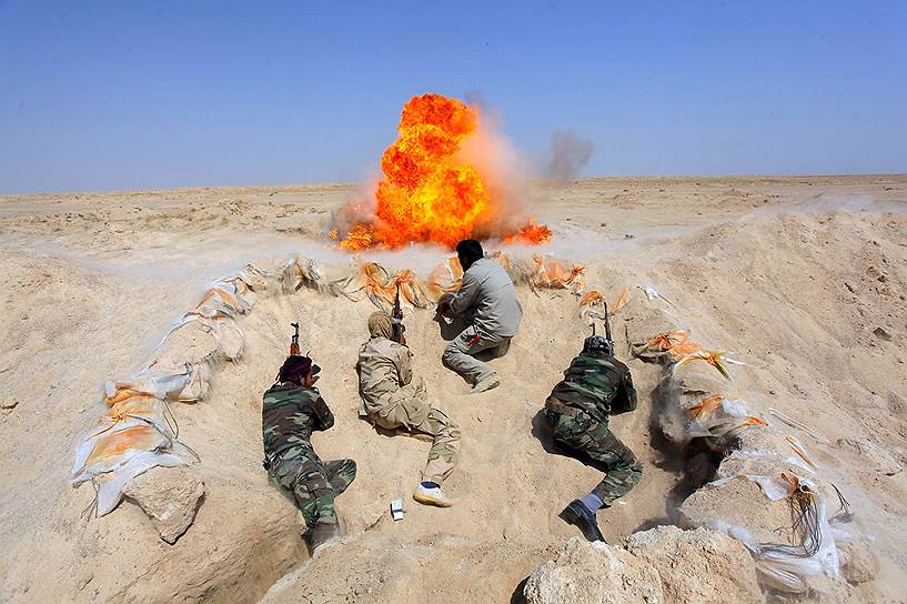 Полевые учения шиитских добровольцев, присоединившихся к армии Ирака для борьбы с «Исламским государством»