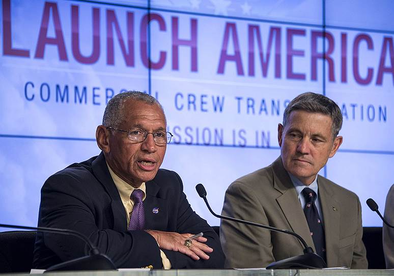 Директор NASA Чарльз Болден (слева) и бывший астронавт Боб Кабана 