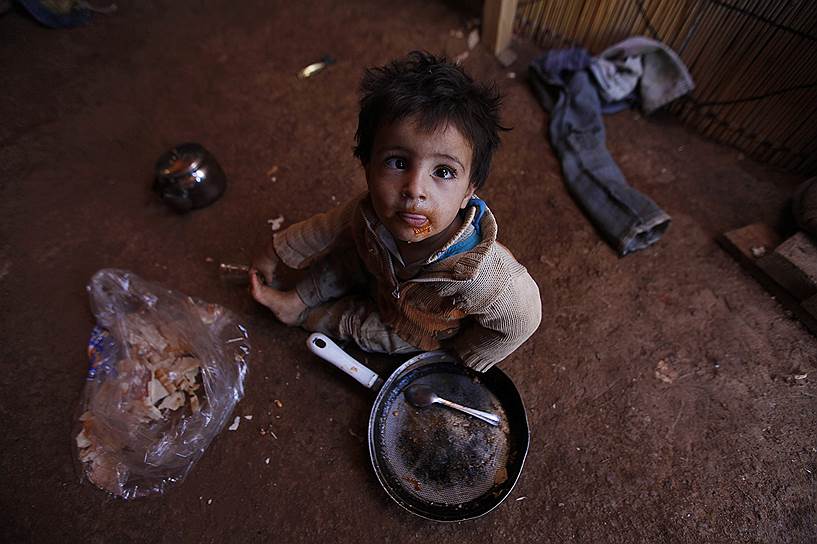 Сын беженцев из Сирии во временном поселении в Дейр-аль-Ахмаре, Ливан