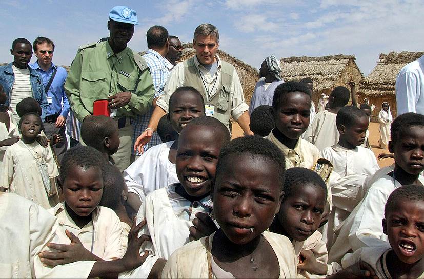 В 2008 году к сотрудничеству с ООН был также приглашен актер Джордж Клуни. Этого звания он был удостоен за «попытки привлечь внимание общества к важным социально-политическим вопросам»