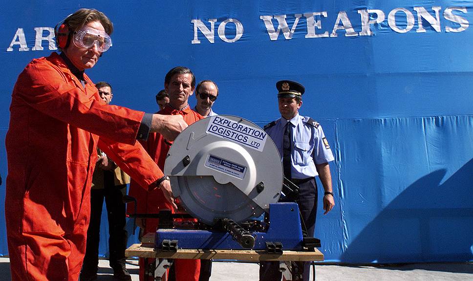 В 1998 году послом мира стал американский актер Майкл Дуглас. Артист активно выступает за сокращение запасов ядерного оружия на Земле