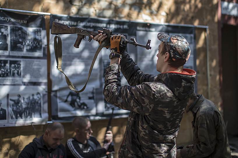 Ополченец из батальона «Восток» чистит оружие на базе в Донецке