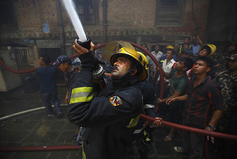 Тушение пожара в Катманду, Непал