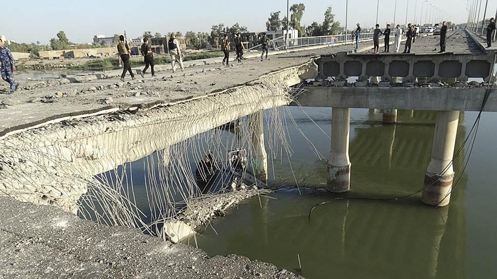 Мост в иракском Рамади, разрушенный при взрыве автомобиля, начиненного взрывчаткой