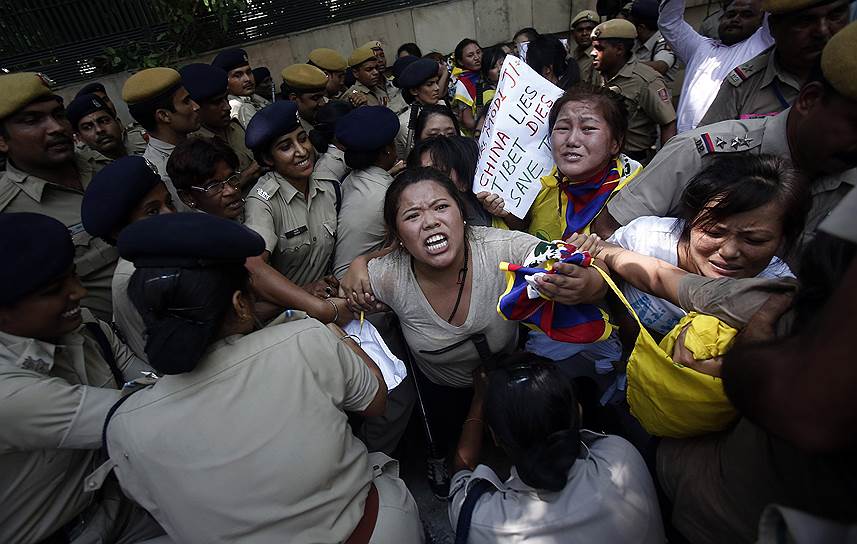 Тибетские эмигранты, задержанные полицией в ходе акции протеста рядом с местом проведения встречи между президентом Китая Си Цзиньпином и премьер-министром Индии Нарендра Моди, в Нью-Дели (Индия)