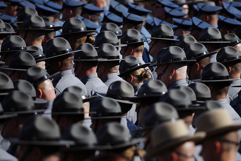 Полицейские собираются на панихиду по убитому коллеге в штате Пенсильвания (США)