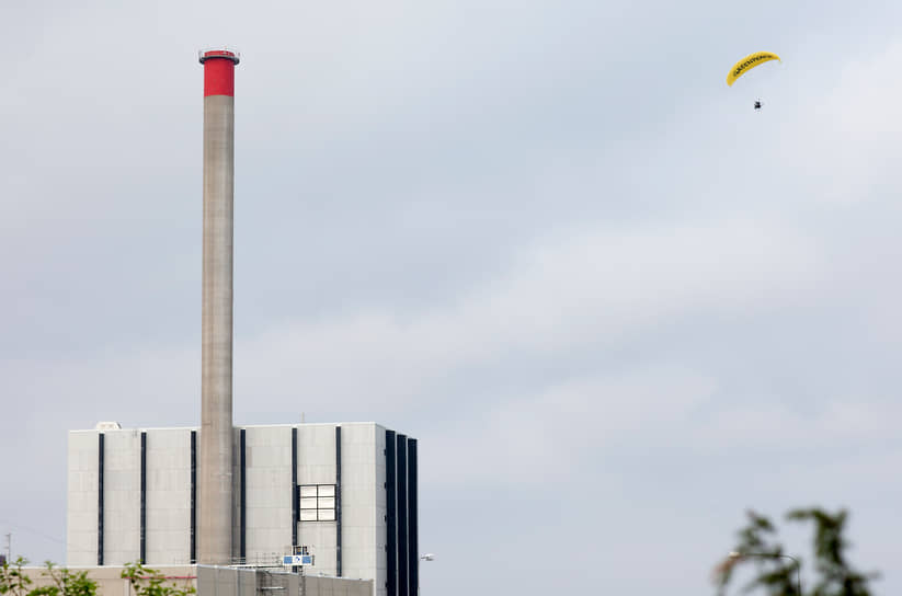 10 октября 2012 года более 70 активистов Greenpeace проникли на шведские АЭС «Рингхалс» и «Форсмарк», чтобы продемонстрировать, как плохо эти объекты охраняются. Целью акции было добиться закрытия обеих станций, на которых насчитывается семь реакторов. В результате акции 59 участников были задержаны полицией