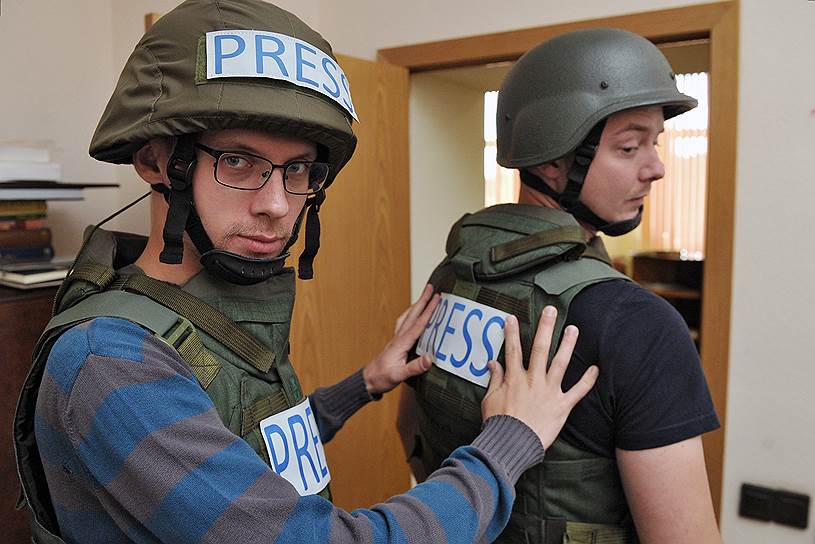 Журналисты издательского дома (ИД) &quot;Коммерсантъ&quot; Илья Барабанов (слева) и Иван Сафронов